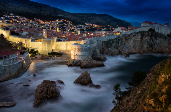 Обои картинки фото города, дубровник , хорватия, дубровник, море, крепость, дома, огни, ночь, скалы, горы