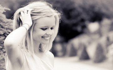Картинка девушки -unsort+ Черно-белые+обои браслеты улыбка блондинка черно-белая
