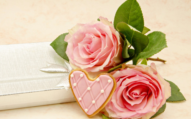 Обои картинки фото цветы, розы, rose, biscuits, baking, подарок, печенье