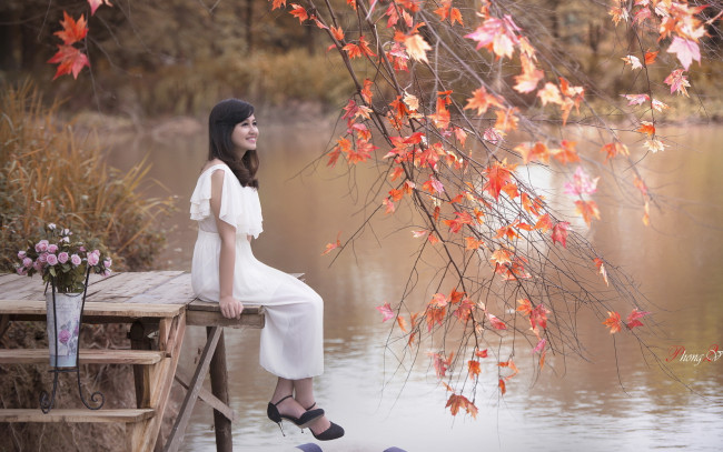 Обои картинки фото девушки, -unsort , азиатки, улыбка, озеро, азиатка, фон, взгляд, девушка