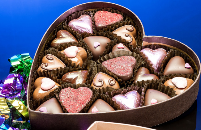 Обои картинки фото еда, конфеты,  шоколад,  сладости, коробка, сердце, шоколад