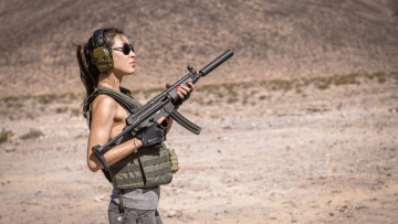 Картинка девушки -+девушки+с+оружием очки бронежилет наушники