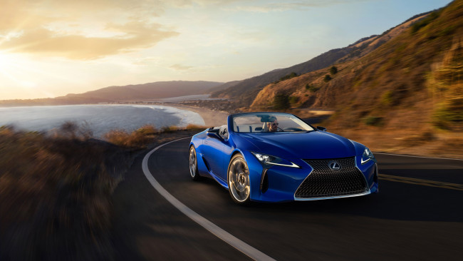 Обои картинки фото 2021 lexus lc 500 convertible, автомобили, lexus, скорость, 2021, lc, 500, convertible, синий, кабриолет, трасса, побережье