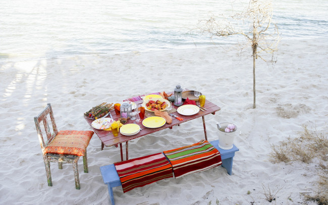 Обои картинки фото еда, сервировка, стол, пляж