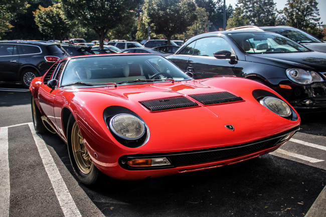 Обои картинки фото автомобили, выставки, уличные, фото, miura, sv, lamborghini, 1971