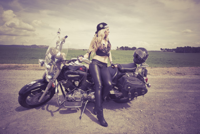 Обои картинки фото мотоциклы, мото, девушкой, star, дорога