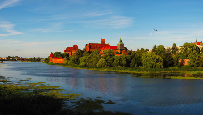 Обои картинки фото замок мариенбург польша, города, - дворцы,  замки,  крепости, замок, польша, река