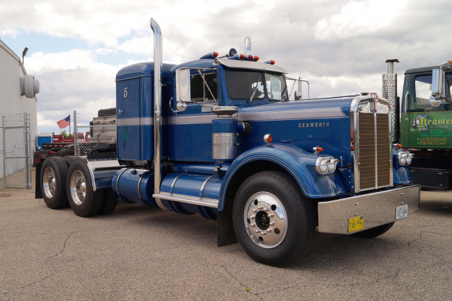 Обои картинки фото 1959 kenworth truck model 921, автомобили, kenworth , выставка, улица, company, truck, автобусы, сша, kenworth