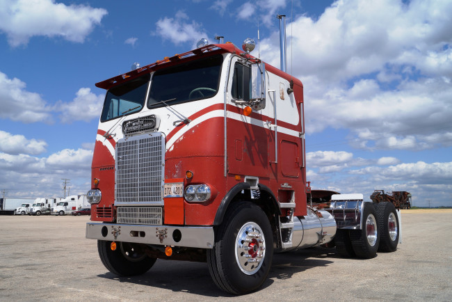 Обои картинки фото 1972 white-freightliner truck, автомобили, freightliner, тяжёлый, тягач, седельный, грузовик