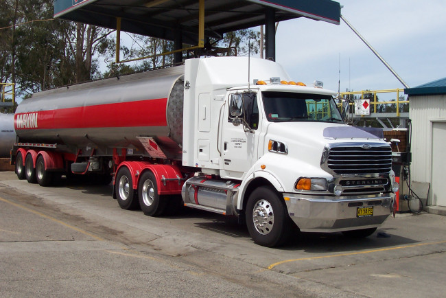 Обои картинки фото sterling at9500 fuel tanker, автомобили, sterling, тяжёлый, тягач, седельный, грузовик