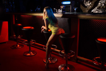 Картинка девушки -unsort+ блондинки бар
