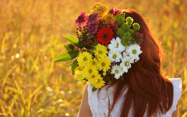 Обои картинки фото девушки, -unsort , рыжеволосые и другие, трава, блузка, рыжая, цветы, луг, букет