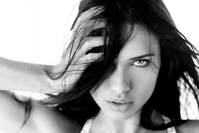Обои картинки фото девушки, adriana lima, адриана, лима, лицо, модель, черно-белая