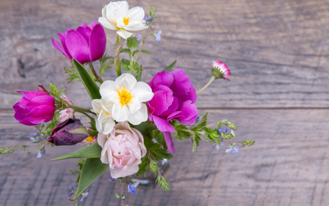 Обои картинки фото цветы, букеты,  композиции, весна, colorful, wood, pink, тюльпаны, tulips, бутоны, букет, spring, flowers