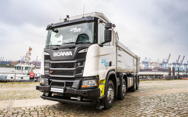Обои картинки фото scania r450 xt , 2018, автомобили, scania, скания, причал, порт, truck, 8x4, tipper, xt, r450, trucks, грузовик