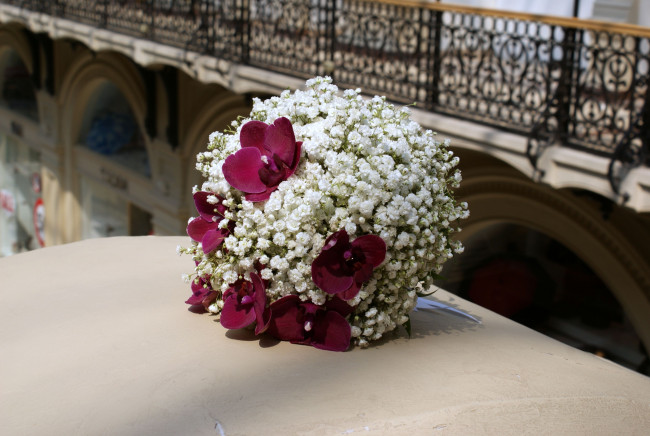 Обои картинки фото цветы, букеты,  композиции, букет, арки, балкон, орхидеи