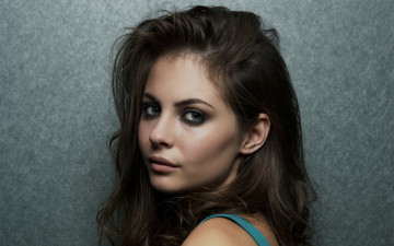 обоя willa holland, девушки, willa, holland, девушка, актриса, модель, брюнетка, поза, взгляд, макияж, лицо, портрет, красотка, причёска