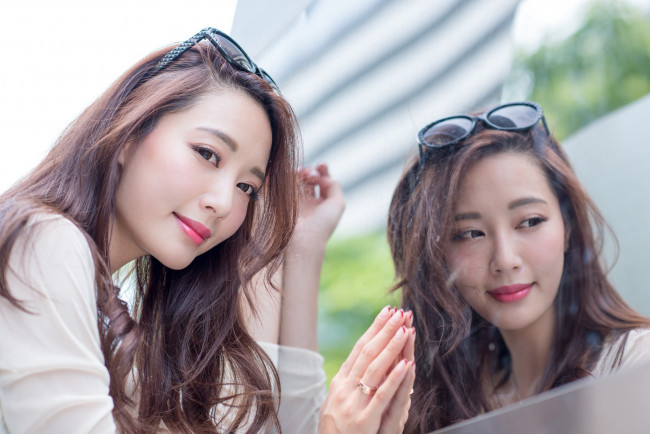 Обои картинки фото девушки, - азиатки, азиатка, очки, зеркало, отражение