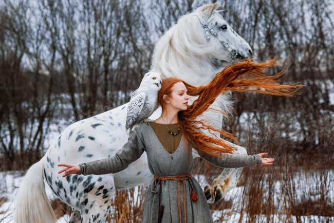 Обои картинки фото девушки, - креатив,  косплей, лошадь, сова, рыжеволосая, косплей