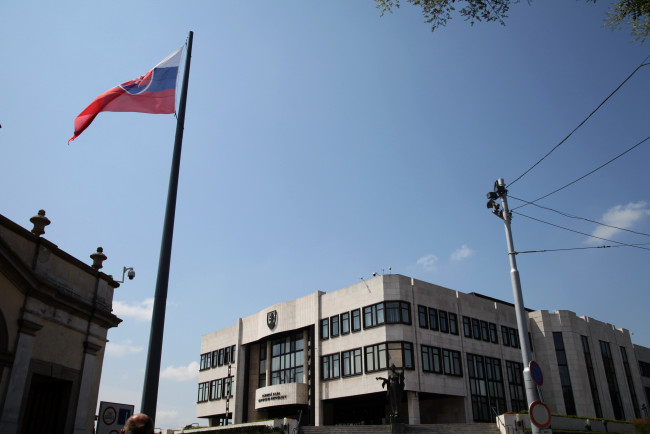 Обои картинки фото города, братислава , словакия, флаг