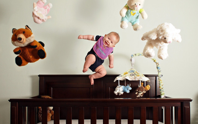 Обои картинки фото разное, люди, ребенок, игрушки, кровать, прыжок