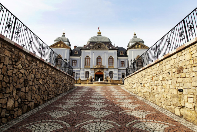 Обои картинки фото galician castle,  slovakia, города, - католические соборы,  костелы,  аббатства, собор, перила, мозаика, плитка