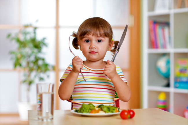 Обои картинки фото разное, дети, девочка, вилка, нож, еда