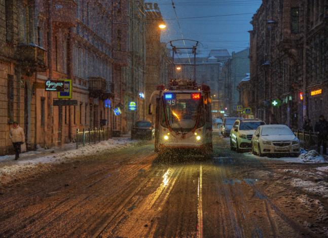 Обои картинки фото города, санкт-петербург,  петергоф , россия, санкт, петербург, городской, вид, трамвай, автомобиль, улица, зима, нoчь