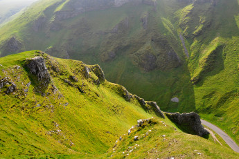 Картинка природа горы дорога трава зелень склоны скалы холмы