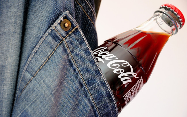 Обои картинки фото бренды, coca, cola, карман, бутылка