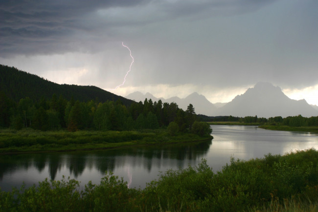 Обои картинки фото природа, молния, гроза, река, вечер, непогода