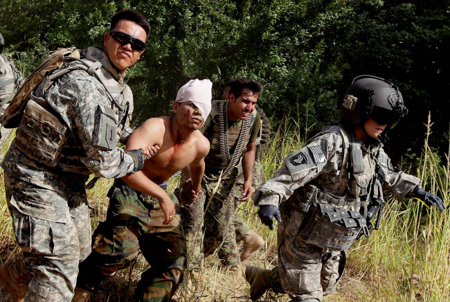 Обои картинки фото оружие, армия, спецназ, блондинка, глубокое, декольте, army, soldiers