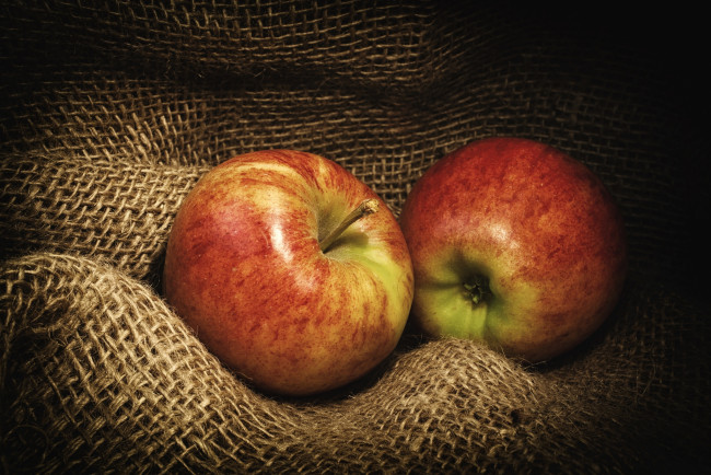 Обои картинки фото еда, Яблоки, плоды, мешковина