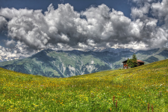 Обои картинки фото природа, пейзажи, облака, дом, цветы, трава, луг, горы