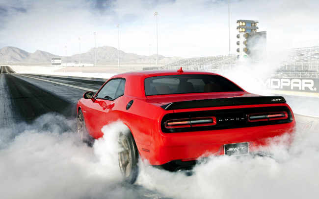 Обои картинки фото автомобили, dodge, дым, challenger, красный, додж, шоссе, дорога, hellcat, srt