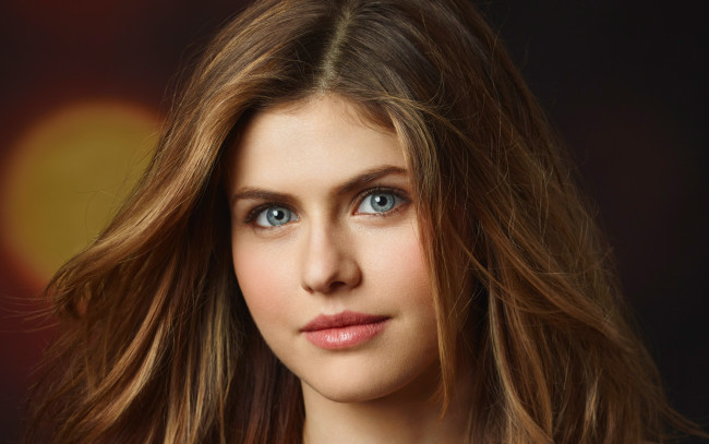 Обои картинки фото alexandra daddario, девушки, alexandra, daddario, девушка, актриса, брюнетка, поза, взгляд, красотка, стройная, сексуальная, портрет, лицо, причёска, макияж