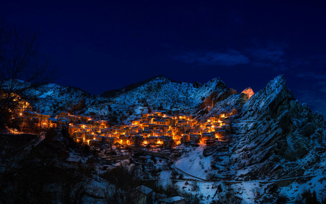 Обои картинки фото castelmezzano, italy, города, - огни ночного города