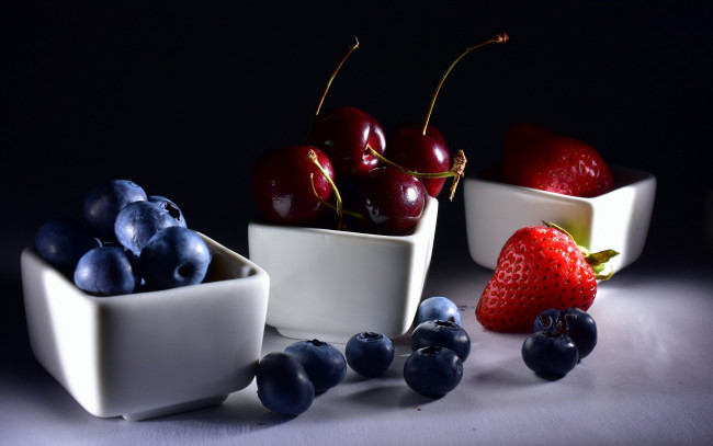 Обои картинки фото еда, фрукты,  ягоды, черника, вишни, клубника