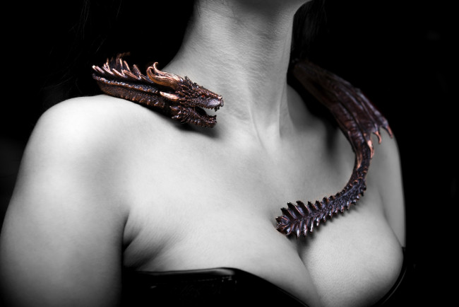 Обои картинки фото девушки, - женские прелести, шея, плечи, декольте, дракон