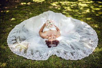Картинка девушки -+невесты свадебное платье невеста поза букет