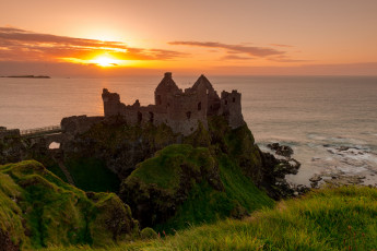 Картинка dunluce castle ireland города исторические архитектурные памятники замок данлюс побережье скала закат развалины ирландское море ирландия
