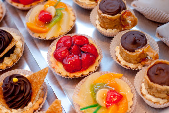 Картинка еда пирожные кексы печенье глазурь сладости клубника ягоды фрукты шоколад корзинки десерт