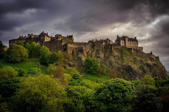 обоя scotland, города, эдинбург, шотландия, вест-энд, великобритания, замок, пейзаж, деревья, зелень, вечер, тучи