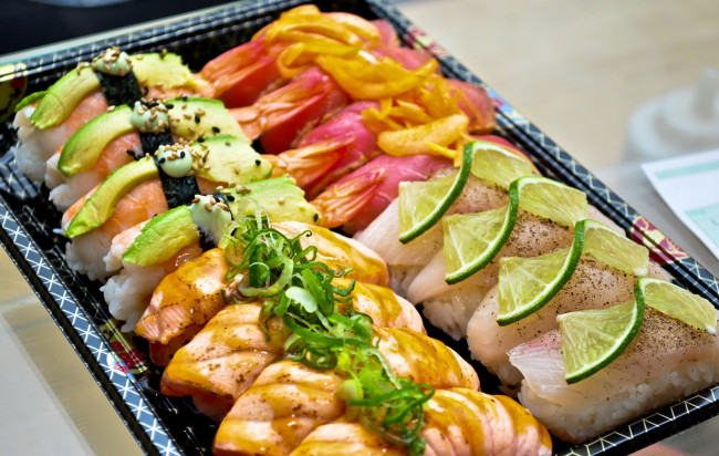 Обои картинки фото еда, рыба, морепродукты, суши, роллы, лайм, авокадо, сашими