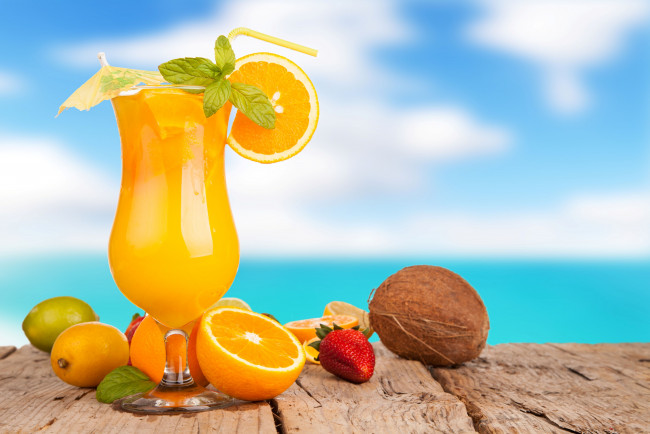 Обои картинки фото еда, напитки, сок, клубника, кокос, лимоны, апельсины