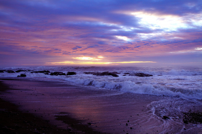 Обои картинки фото природа, побережье, тучи, закат, море, волны, камни, пляж