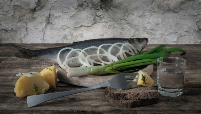 Обои картинки фото еда, натюрморт, лук, сало, рыба