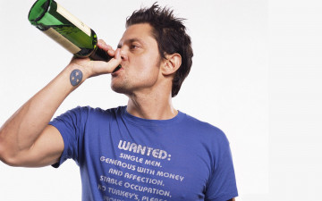 Картинка мужчины johnny+knoxville футболка тату бутылка