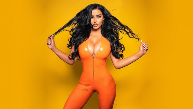 Обои картинки фото девушки, abigail ratchford, комбинезон, декольте