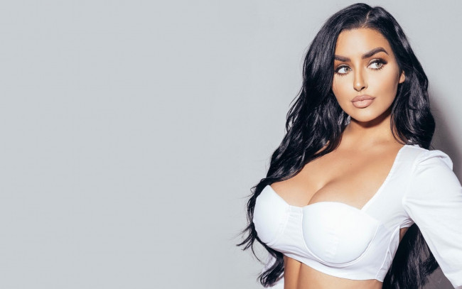 Обои картинки фото девушки, abigail ratchford, декольте